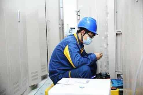 供電員工正在對gis設備進行投運前的巡視和檢查